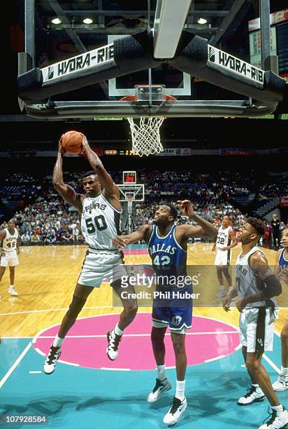 San Antonio Spurs David Robinson in action, rebound vs Dallas Mavericks Roy Tarpley at Alamodome.San Antonio, TX 12/6/1994CREDIT: Phil Huber