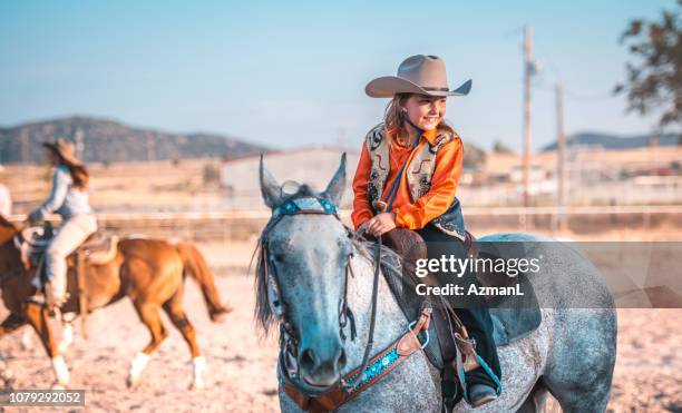 cowgirl reiten in rodeo arena an sonnigen tag - cowgirl stock-fotos und bilder