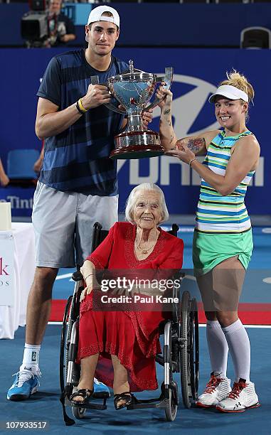 John Isner and Bethanie Mattek-Sands of the USA pose with the Hopman Cup trophy and Lucy Hopman after defeating Justine Henin and Ruben Bemelmans of...