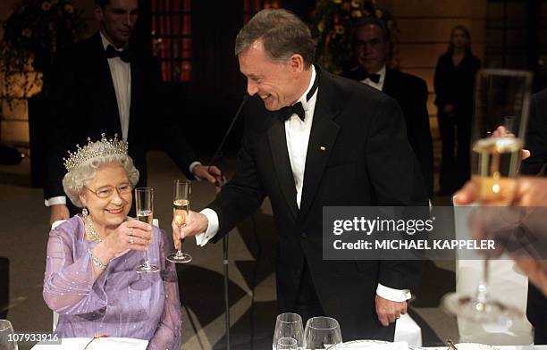 German President Horst Koehler and Britain's Queen Elizabeth II clink their glasses prior to a state banquet at the Zeughaus Palace, 02 November 2004...