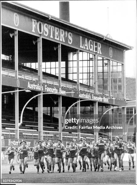 Swans training Session at Sydney Sports Ground.Swans train to no crowds. September 05, 1986. .