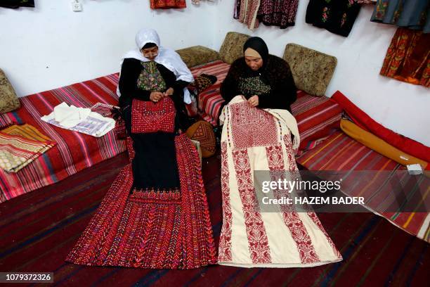 Palestinian Robe Palestinian Dress Photos and Premium High Res Pictures - Getty Images
