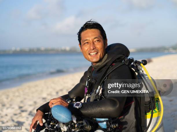 diver's portrait at the beach - scuba diving stock pictures, royalty-free photos & images