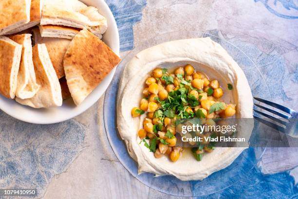 hummus dish with pita bread. flat lay overhead composition - cucina del medio oriente foto e immagini stock