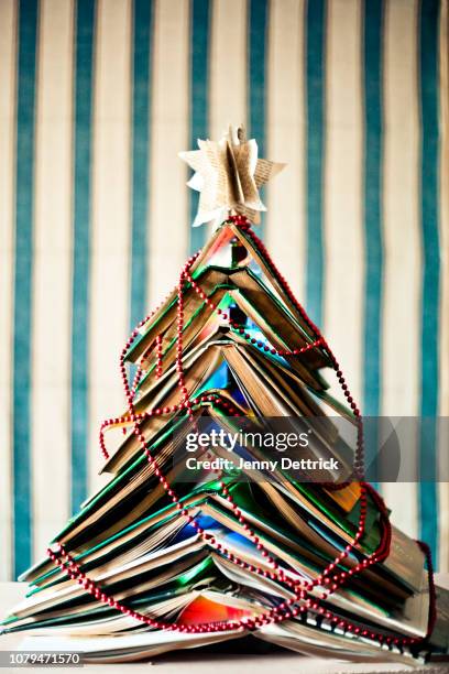 book christmas tree - paper decoration stock-fotos und bilder