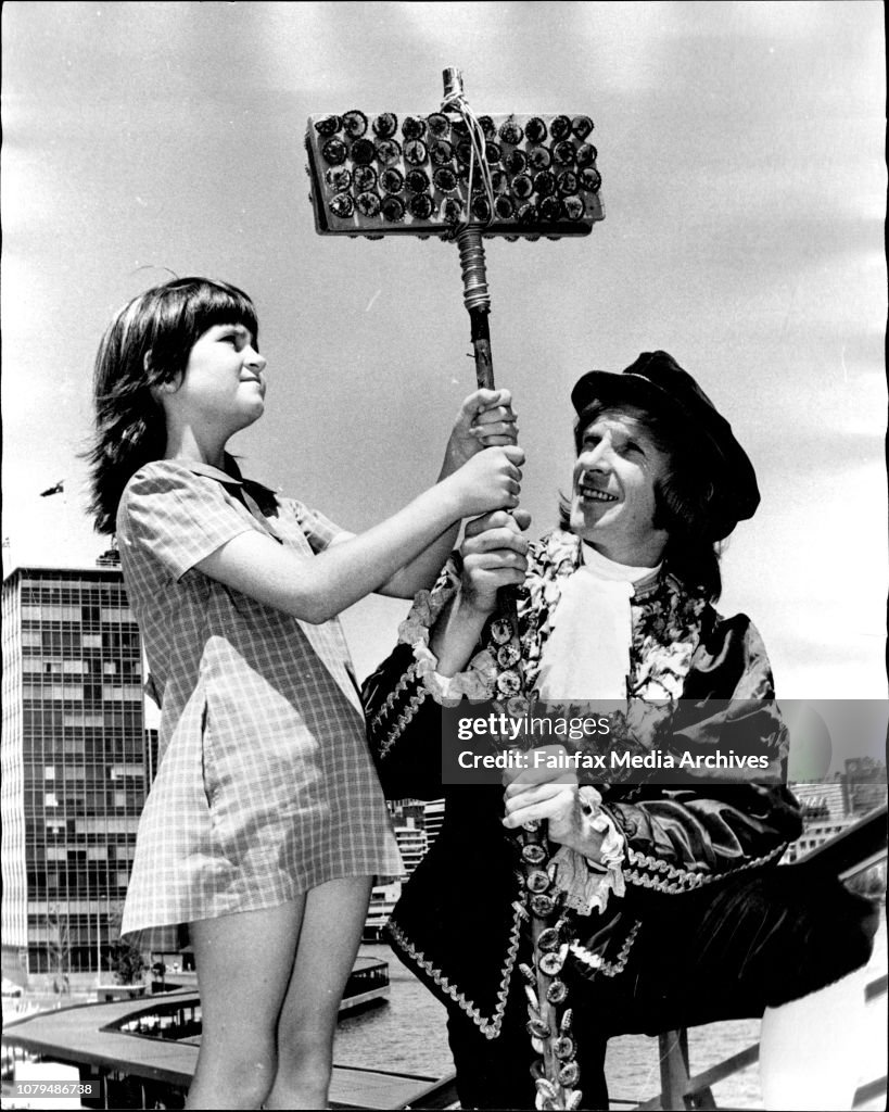 Actor John Curry of Dee Why dressed as Sir Walter Raleigh in the John Curry Folk review at the Sydney Opera House, plays the Lagerphone, a totally Australian musical instrument made of bottle tops to a group of children from the South Strathfield Public S