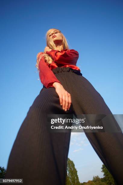 portrait of beautiful young woman dancing in a meadow - vista de ángulo bajo fotografías e imágenes de stock