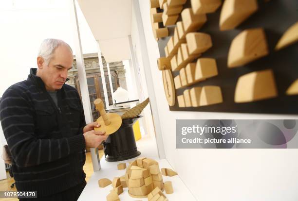 January 2019, Thuringia, Weimar: Project manager Hans-Peter Grossmann looks at a wooden construction game in the picture of a Bauhaus lamp in the...