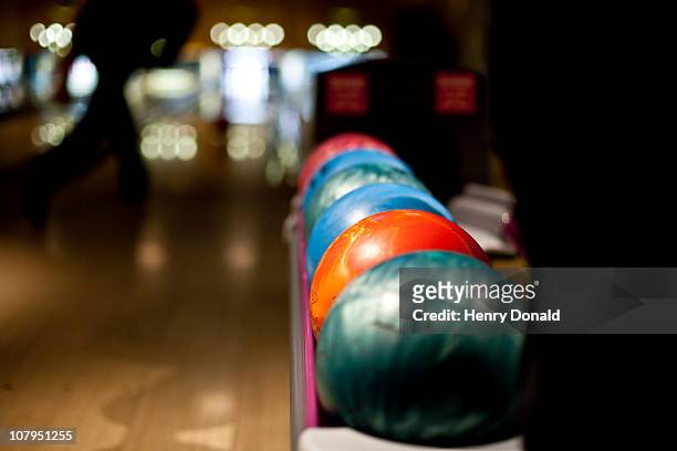 bowling balls - bowling stock-fotos und bilder