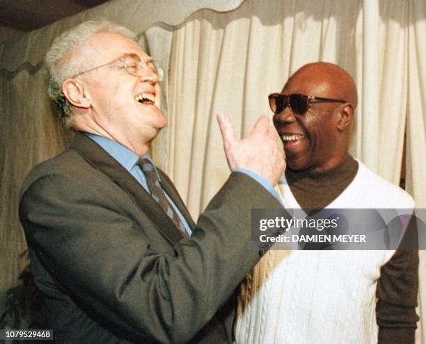 Le Premier ministre Lionel Jospin plaisante avec le saxophoniste Manu Dibango dans les coulisses, le 26 avril à Champagney, peu avant le concert de...