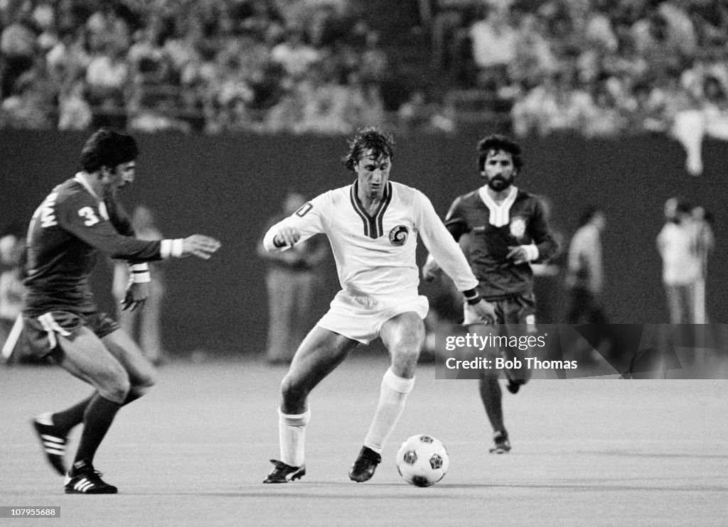 Johan Cruyff in action for the New York Cosmos against the World All... ニュース写真 Getty Images Johan Cruyff in action for the New York Cosmos against the World All... ニュース写真 Getty Images