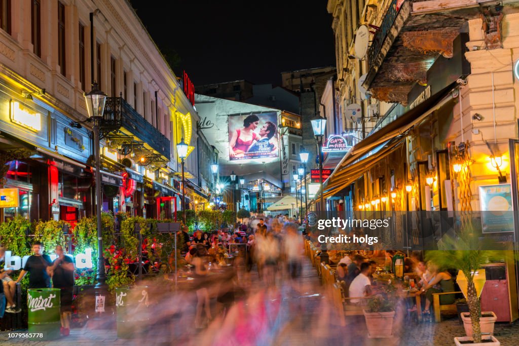 Place de la vieille ville de Bucarest et des cafés en plein air dans la nuit à Bucarest, en Roumanie, Europe