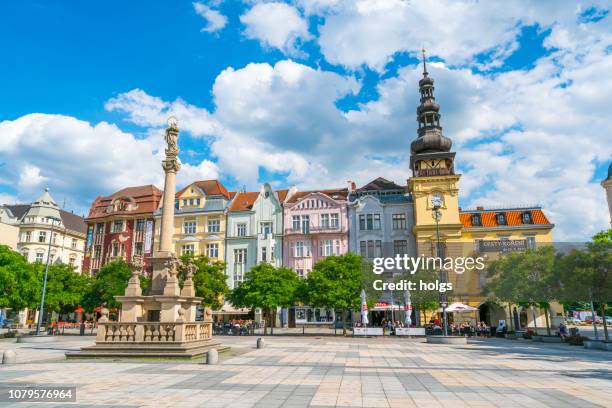 piazza della città vecchia / piazza masaryk a ostrava e edificio museale, ostrava, repubblica ceca, europa - ostrava foto e immagini stock