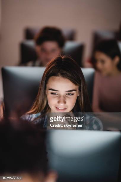 gelukkig vrouwelijke student leren op een klasse op computerlab. - happy students stockfoto's en -beelden