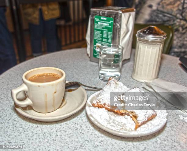 beignettes & latte - beignets bildbanksfoton och bilder