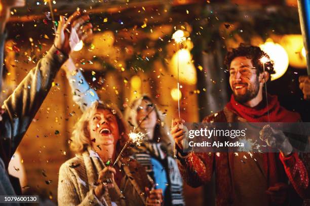 familie silvester silvester-party. - silvester stock-fotos und bilder