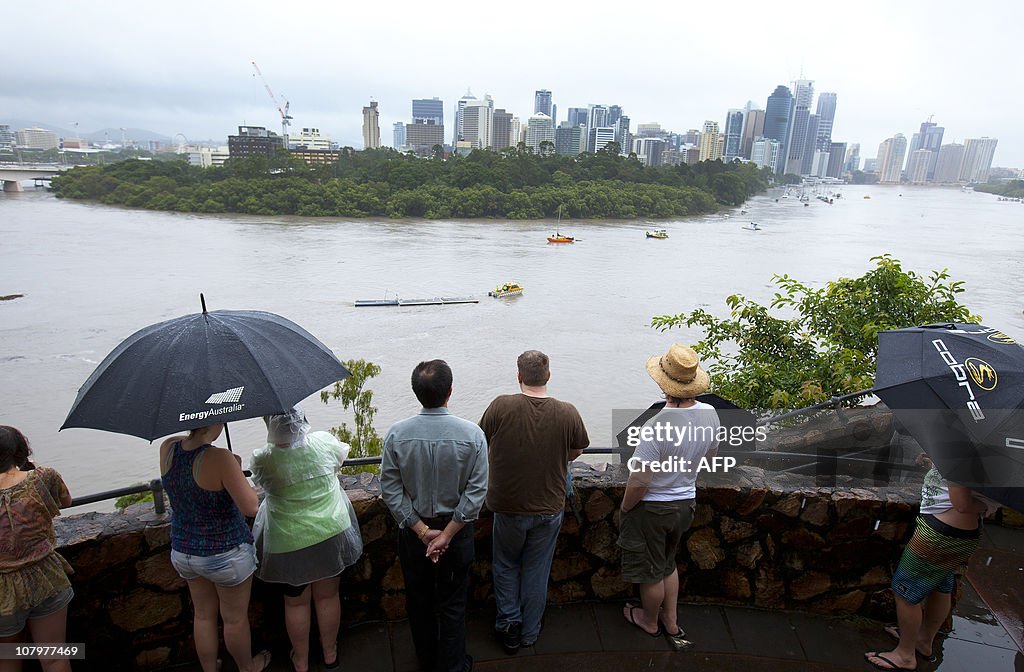 People watch from Kangaroo Point Cliffs