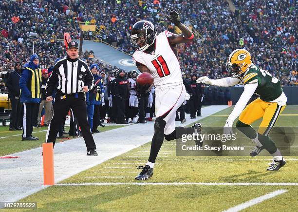 Julio Jones of the Atlanta Falcons scores a touchdown in front of Josh Jackson of the Green Bay Packers during the first half of a game at Lambeau...