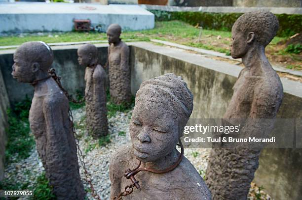 tanzania, zanzibar, stone town, old slaves market - slaves in chains imagens e fotografias de stock