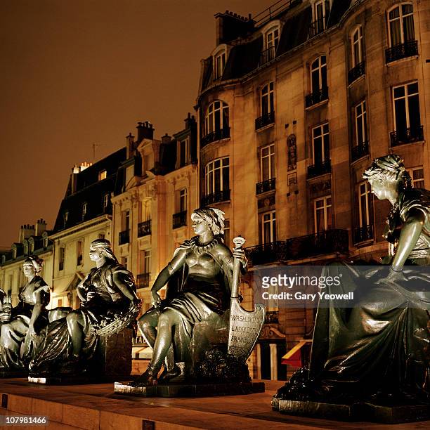 statues outside musée d'orsay at night - musee dorsay 個照片及圖片檔