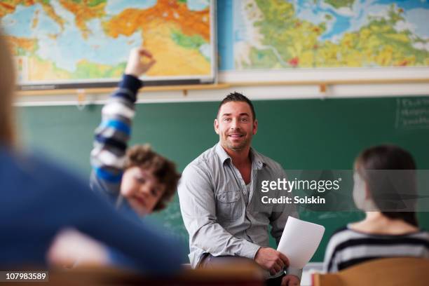 teacher in classroom - showing imagens e fotografias de stock
