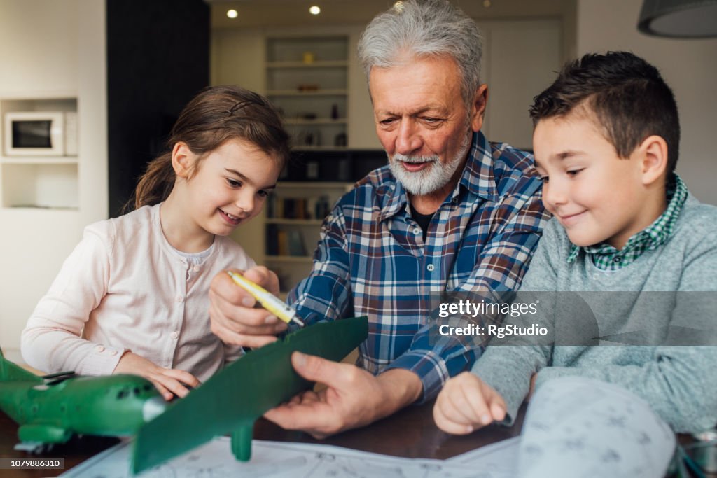 Blick auf einen Mann, der eine Spielzeug Kinder