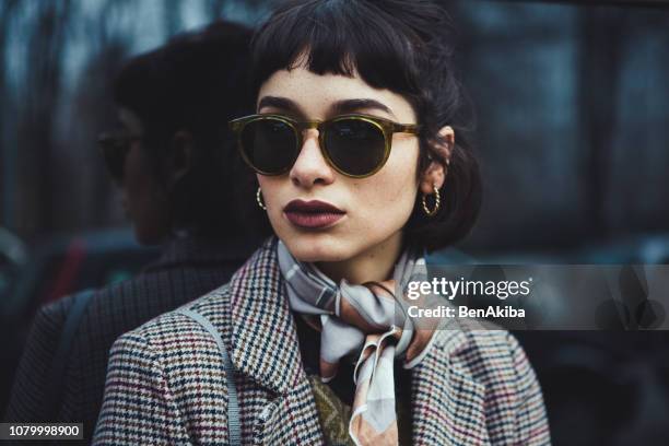 portrait d’hiver d’une jeune femme dans la ville - sunglasses photos et images de collection