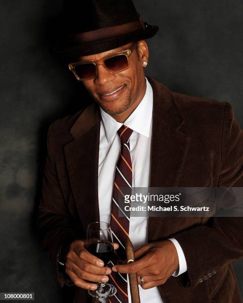 Comedian DL Hughley poses at The Ice House Comedy Club on January 11, 2011 in Pasadena, California.