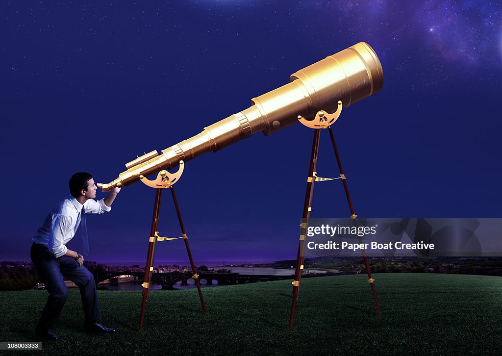 De waarheid vertellen Maak het zwaar meer en meer Business Man Looking Through A Giant Telescope High-Res Stock Photo - Getty  Images