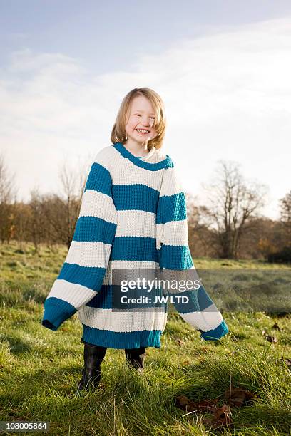 girl wearing oversized jumper, smiling - 特大 個照片及圖片檔