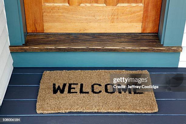 welcome on door mat - sinal de boas vindas - fotografias e filmes do acervo