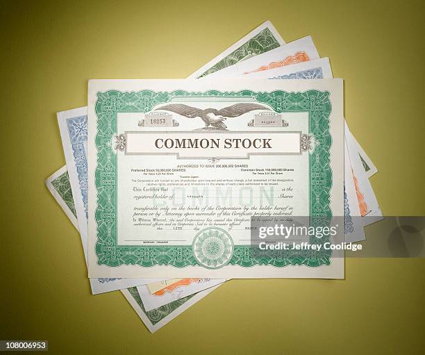 stock certificates - certificado de una acción fotografías e imágenes de stock