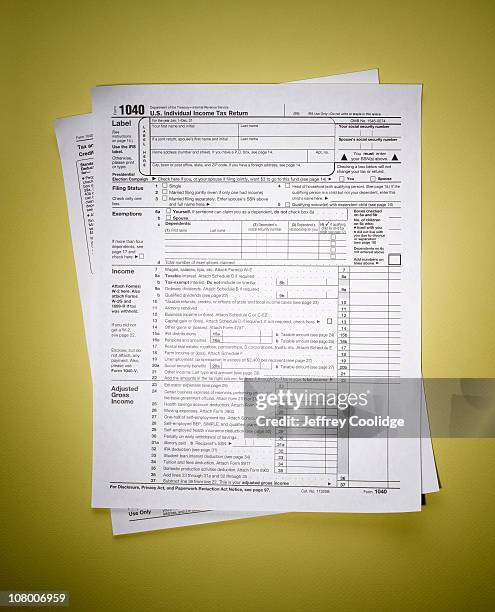 1040 tax forms - formulier stockfoto's en -beelden