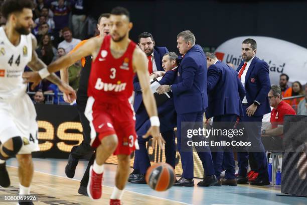 David Blatt, Head Coach of Olympiacos Piraeus in action during the 2018/2019 Turkish Airlines EuroLeague Regular Season Round 18 game between Real...