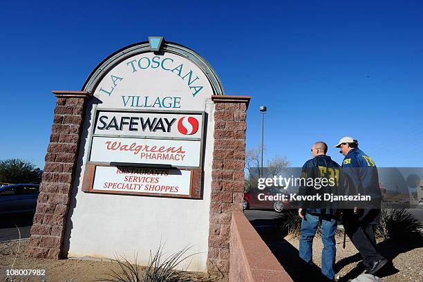 Agents collect evidence from the shooting scene in the La Toscana Village parking lot on January 12, 2011 in Tucson, Arizona. U.S. Rep. Gabrielle...