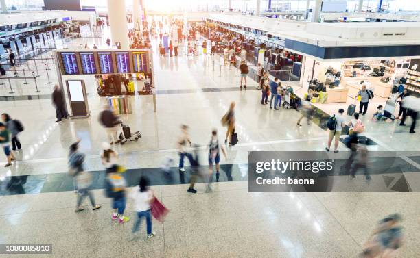 grupo de personas en el aeropuerto - terminal de aeropuerto fotografías e imágenes de stock