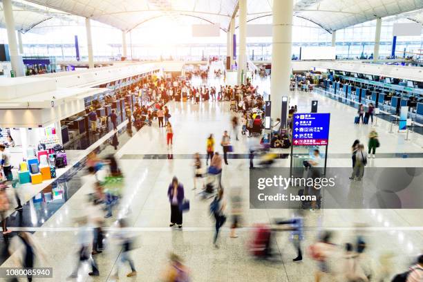 menigte van mensen die wachten voor check-in - druk stockfoto's en -beelden