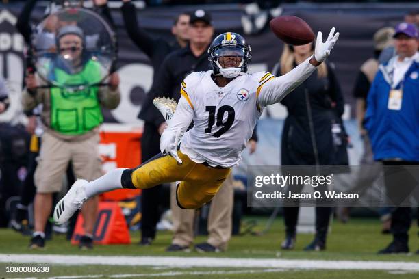 Wide receiver JuJu Smith-Schuster of the Pittsburgh Steelers dives for but is unable to catch a pass against the Oakland Raiders during the fourth...