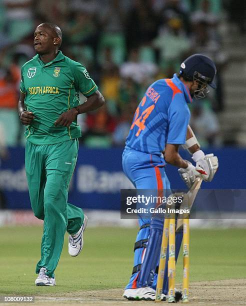 Lonwabo Tsotsobe bowls Ashish Nehra during the 1st One Day International match between South Africa and India at Sahara Stadium, Kingsmead on January...