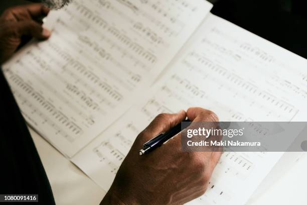 skilled black musician wrote a song made to the paper - muzieksymbool stockfoto's en -beelden