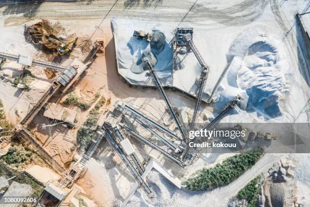 antenne auf der baustelle zu schießen. deponierung arbeit. - zement stock-fotos und bilder