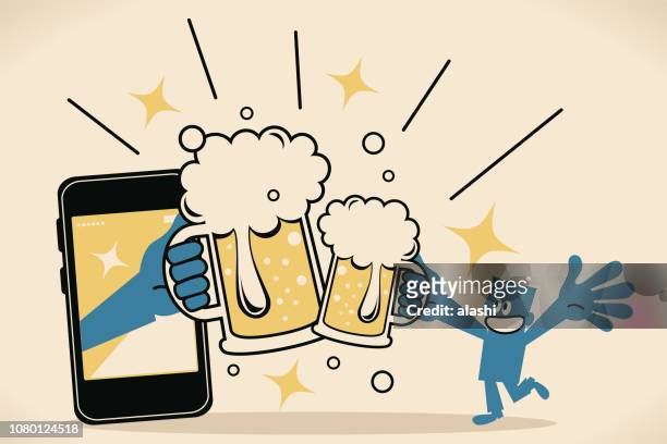 lächelnd blauen mann heben bierglas in einem festlichen toast (bier trinken und toasten) beitreten mit großen hand vom smartphone - after work stock-grafiken, -clipart, -cartoons und -symbole