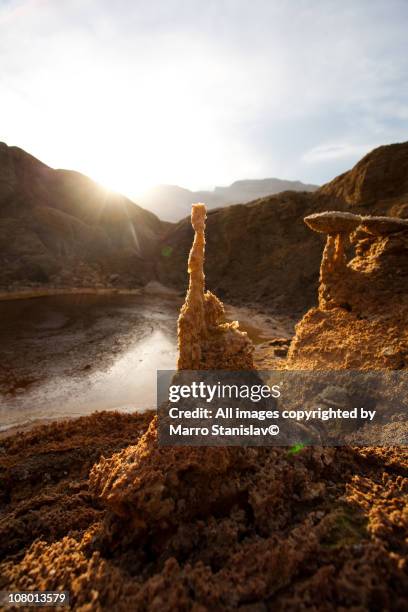 in sinkhole  near  dead sea - sinkhole stock-fotos und bilder