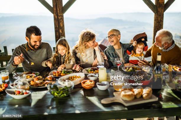 happy erweitert familie reden beim mittagessen auf der terrasse. - family restaurant stock-fotos und bilder
