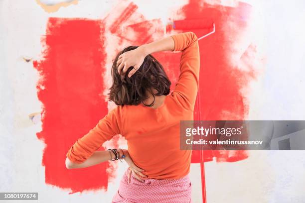 frau macht heimwerken und probleme - a woman with paint stock-fotos und bilder