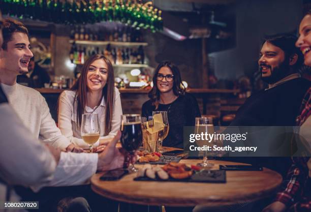 personas relajantes en pub - artisanal food and drink fotografías e imágenes de stock