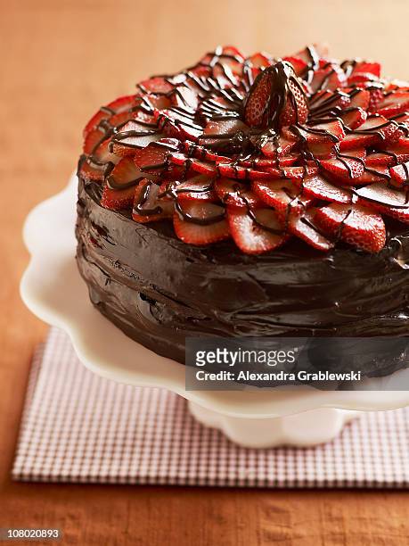 chocolate cake with strawberries - chocolate cake foto e immagini stock