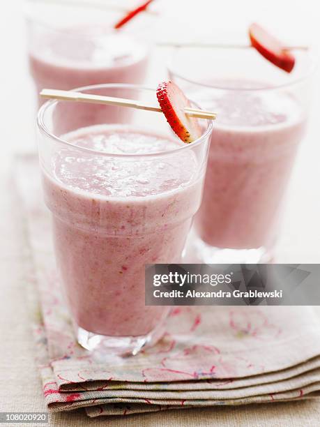 strawberry smoothie - strawberry smoothie stock pictures, royalty-free photos & images