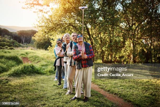 de anderen zijn gonna be zo jaloers - selfiestick stockfoto's en -beelden