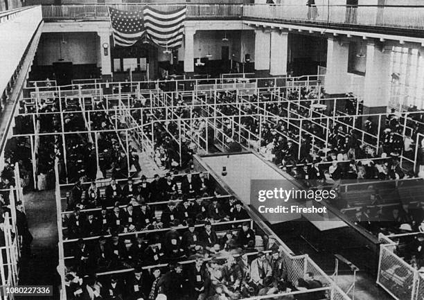 Italian emigrants of the early twentieth century. The big waiting room at Ellis Island. 1905.